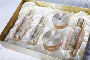 CreBeau a five-piece set Silk Peptide Skincare